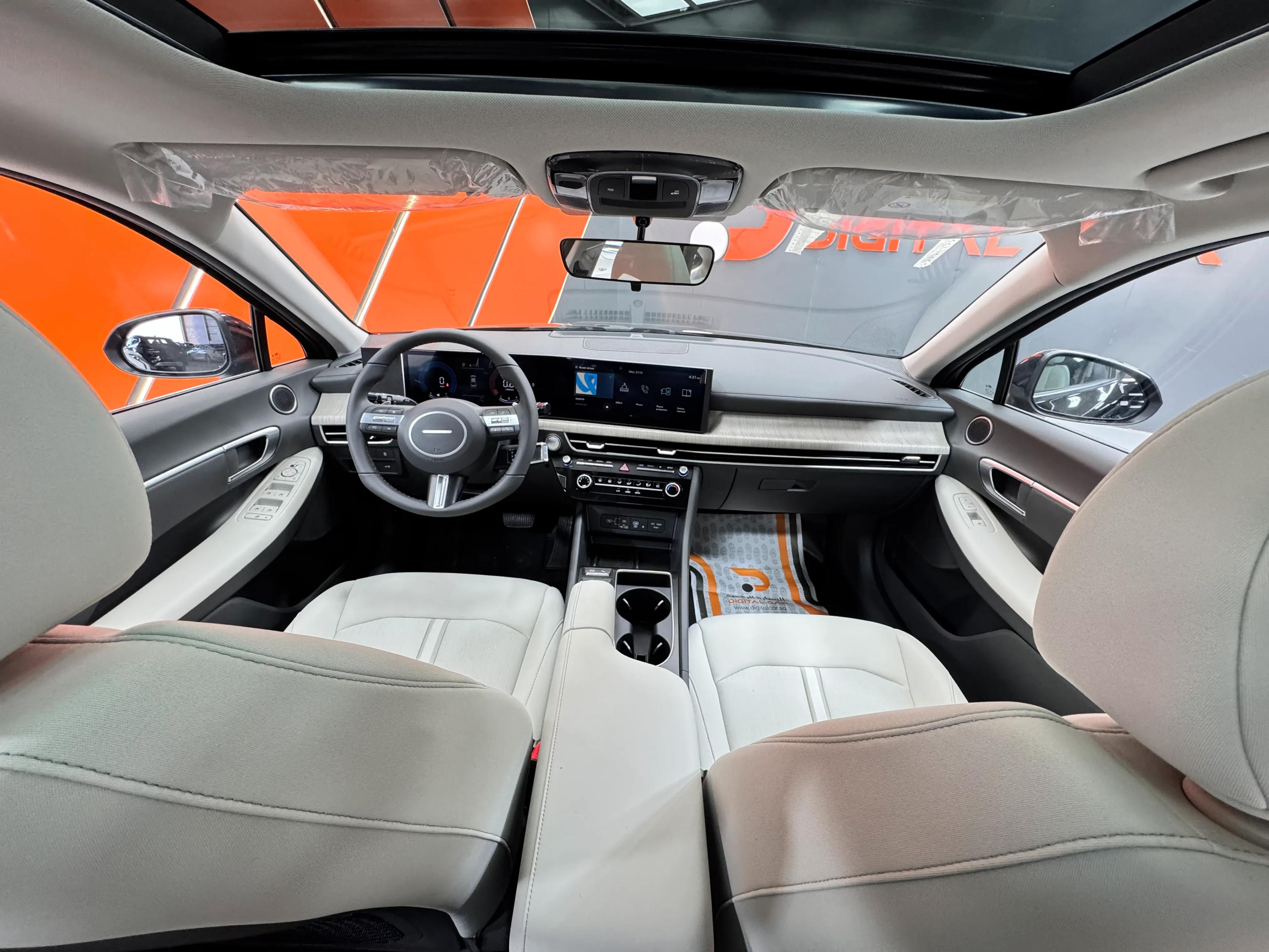 interior frontLeft