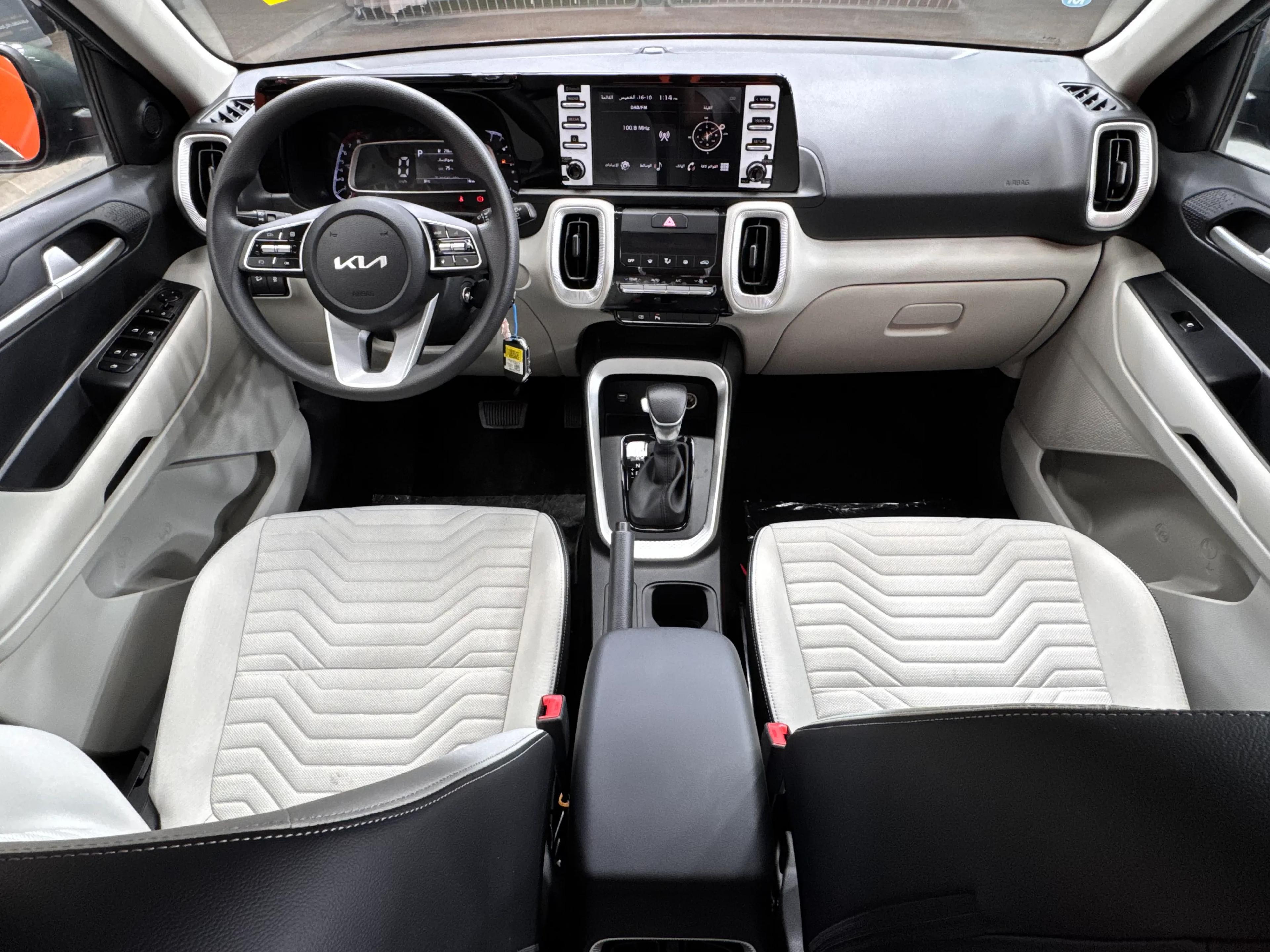 interior frontLeft